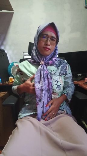 Stunning Big Tits Hijab Shemale Masturbate