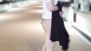 【野外露出】ノーブラノーパン×セクシーなデニムショートパンツで歩道橋を歩いてみた♪