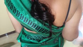 Green Colour Saree Aunty Hot Romance Viral Video