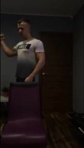 22YO FITNESS HUNK JERKING OFF