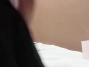 Femboy en falda jugando con dildo