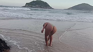 Se exibindo na praia e no final mamou o pau do negão na pedras