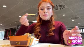 Cumwalk y Comiendo Hamburguesa