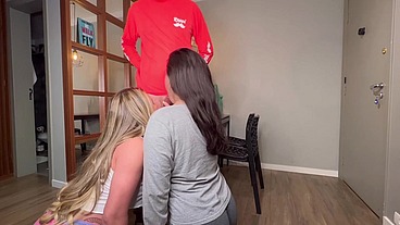 NA HORA DE PAGAR A ENTREGA DO DELIVERY O CARTÃO FOI RECUSADO, TIVEMOS QUE PAGAR MAMANDO O ENTREGADOR - YASMIN MINEIRA E ALICE LINS