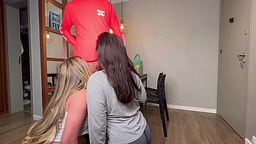 NA HORA DE PAGAR A ENTREGA DO DELIVERY O CARTÃO FOI RECUSADO, TIVEMOS QUE PAGAR MAMANDO O ENTREGADOR - YASMIN MINEIRA E ALICE LINS