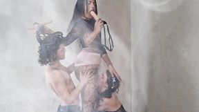 suruba sem camisinha entre uma mulher cis, uma mulher trans, um gay e um hetero