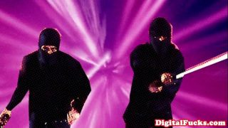 Dwie ninja cosplayerki ruchane w orgii