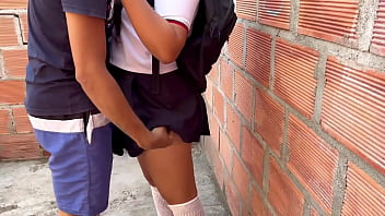 CULONA CACHONDA DE 18 A&Ntilde_OS SE ESCAPA DE LA ESCUELA PARA QUE LE DESTROCEN EL CO&Ntilde_O EN UN LOTE ABANDONADO