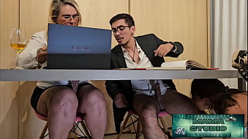 Mama Studio em: Sexo no escrit&oacute_rio de baixo da mesa