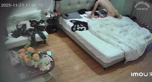 樂橙 超級長腿美女37號籃球寶貝被人打樁了 沙發上操完又抱到床上操 都操痙攣了 男人像暴力機器2