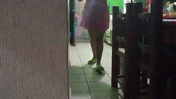 mi esposa en vestido corto y tanga en la cocina