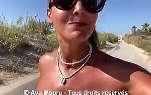 Bukkake geant - sur une plage public, je fais jouir 20 inconnus dans ma bouche et je me fais