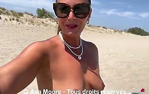 Bukkake geant - sur une plage public, je fais jouir 20 inconnus dans ma bouche et je me fais