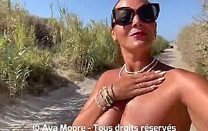 Bukkake geant - sur une plage public, je fais jouir 20 inconnus dans ma bouche et je me fais