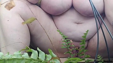 Regando minhas plantas toda pelada, na varanda para quem quiser ver - parte 01-