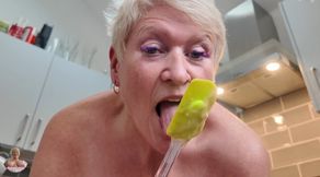 Amateur girlfriend bakes naked with big nipples