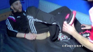 soumlission hot en sneaker et pieds en backroom