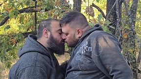 Me encontr&eacute_ a un osote bien rico en el bosque y le com&iacute_ la verga, hubo mucha leche y que de con ganas de que me follara