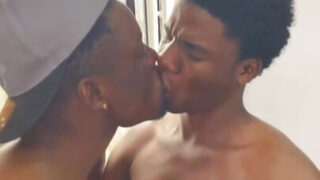 черный, втроем, без седла, папочка, округлая задница, пузырь – молодые парни-любители, большой черный член трахают в анал