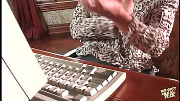 Sensational blonde MILF gives her butt hole for a good anal drilling