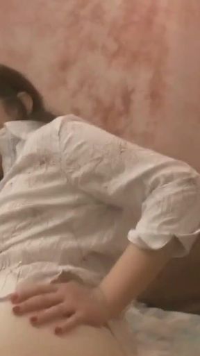 Tattooed brunette Audrey Alder mouth fucks big cock