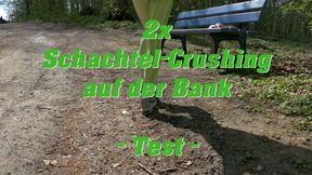 Box crushing on the bench with buttocks

Schachtelcrushing auf der Bank mit Po