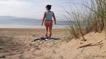 I filmed a curvy MILF changing clothes and doing Exercises on the Beach