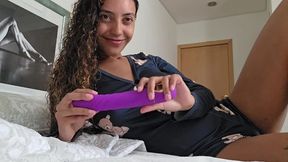 ella vive en el campo y esta completamente sola y mojada
