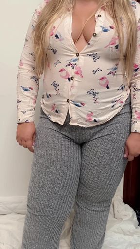My Stepmom Milf Cleaning And Bouncing Her Beautiful Ass In Yoga Pants