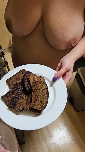 The new Emma&#039;s cooking show. S1E1: garlic breads and naked tits.
