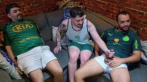 Torcedor Palmeirense Passivo desafiou seus amigos ativos foderem seu cu com for&ccedil_a e sem parar at&eacute_ gozarem.
