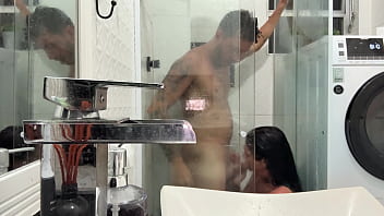 Transamos no banheiro da empregada enquanto ela limpava a casa... Fizemos tanto barulho, ser&aacute_ que safada nos ouviu?
