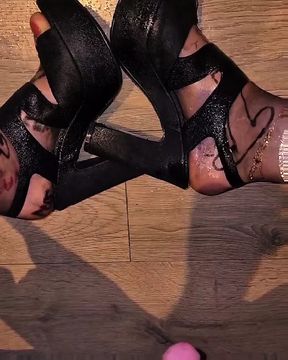 Pissing on my hot sweaty nylon feet and heels