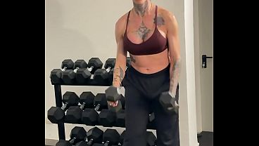 Assine j&aacute_ para ver a travesti pauzuda, a musa do porno brasileiro gozando sozinha na academia.