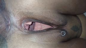 Mary esposa cadelona se arreganhando inteirinha, mostrando detalhes do seu corpo, super closes do c&uacute_, da buceta e tetas, o marido corninho abre ela inteira pra voc&ecirc_s admirarem