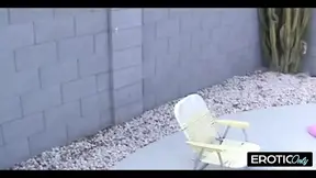 Deutsche Hausfrau führt ihn in Versuchung auf der Terrasse