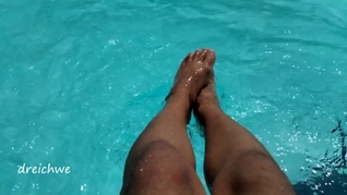 Pies en la piscina con mucha agua