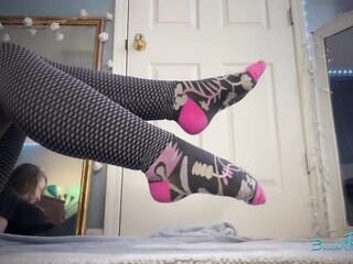Salute XVideos mother I'd like to fuck HOUSEWIFE flashing socks barefoot