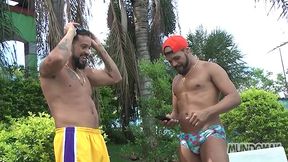 combinacao perfeita! piscina, sol, dois caras de pau grande querendo me foder e eu!