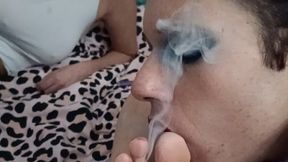 Smoking session barefoot between friends