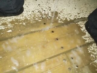 Je marque la cabine de baseball avec ma pisse
