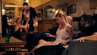 Blondine Anissa Kate, Anna Polina, Kimber Delice en Lucy Heart met grote tieten geneukt in een ruwe anale gangbang