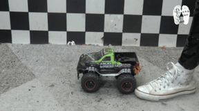 RC-Car under old Chucks