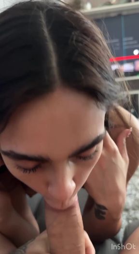 Teenager shows off her tits on OnlyFans