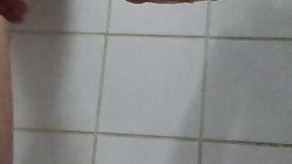 ぽっちゃり男たちが尻を激しく突かれてぶっかけでびしょ濡れにされる。