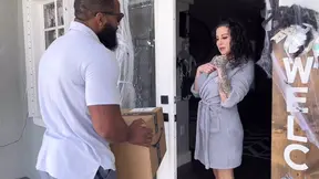 Blonde wife's wet pussy&#x270C; gets pounded by massive black cock&#x1F32D; of horny&#x1F975; mailman