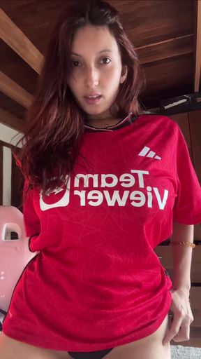 Big tit amateur plays with her tits