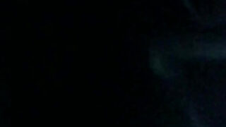 흑인 커플이 직접 촬영한, 격렬한 애무와 성관계 장면이 담긴 아마추어 영상입니다.