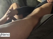 Jovencito virgen se masturba por primera vez en el sofá | Orgasmo intenso de una gran polla