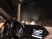Even plassen in Frankrijk op de parkeerplaats